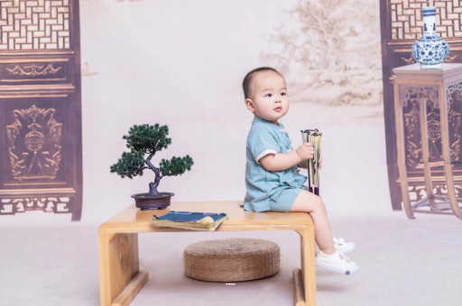 福鼎宝宝边吃奶边挣扎烦躁